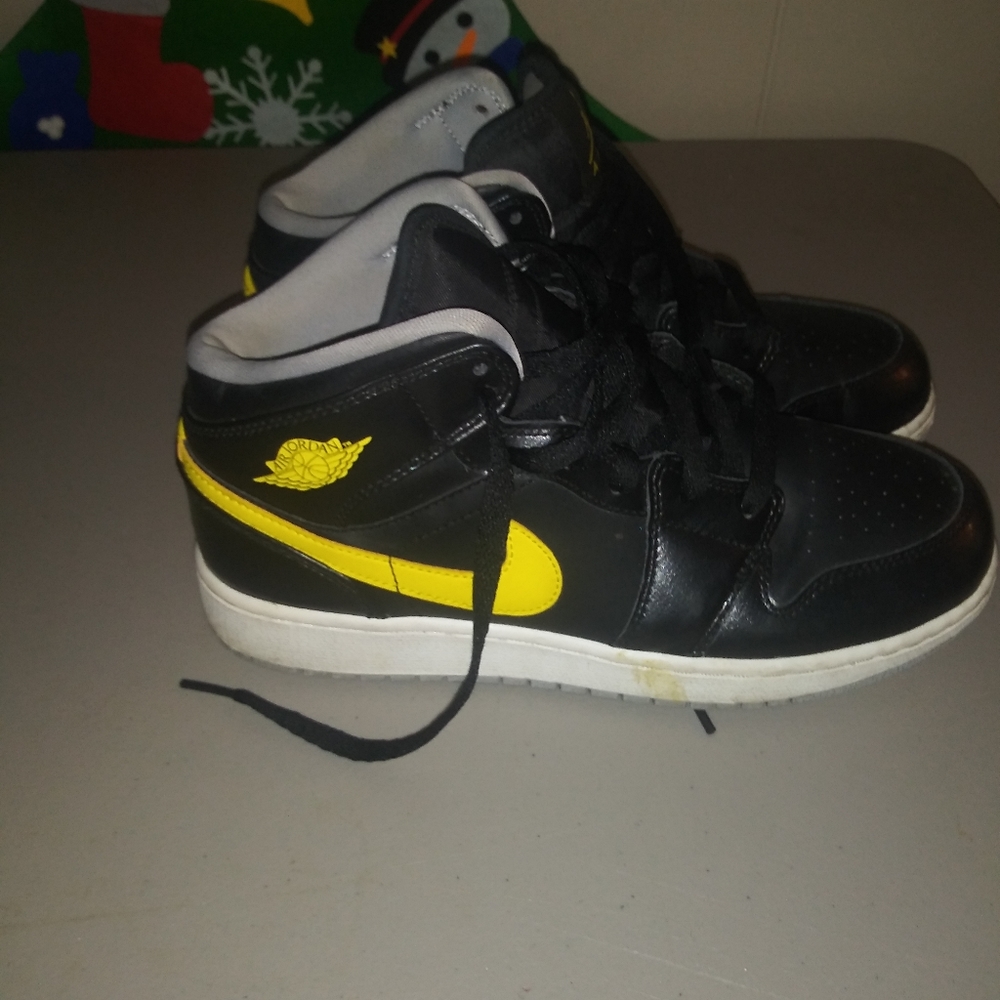 Air Jordan 1 Mid 'Yellow'